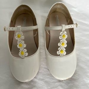 Gymboree girls dress shoes. Toddler size 11. White with daisy design.